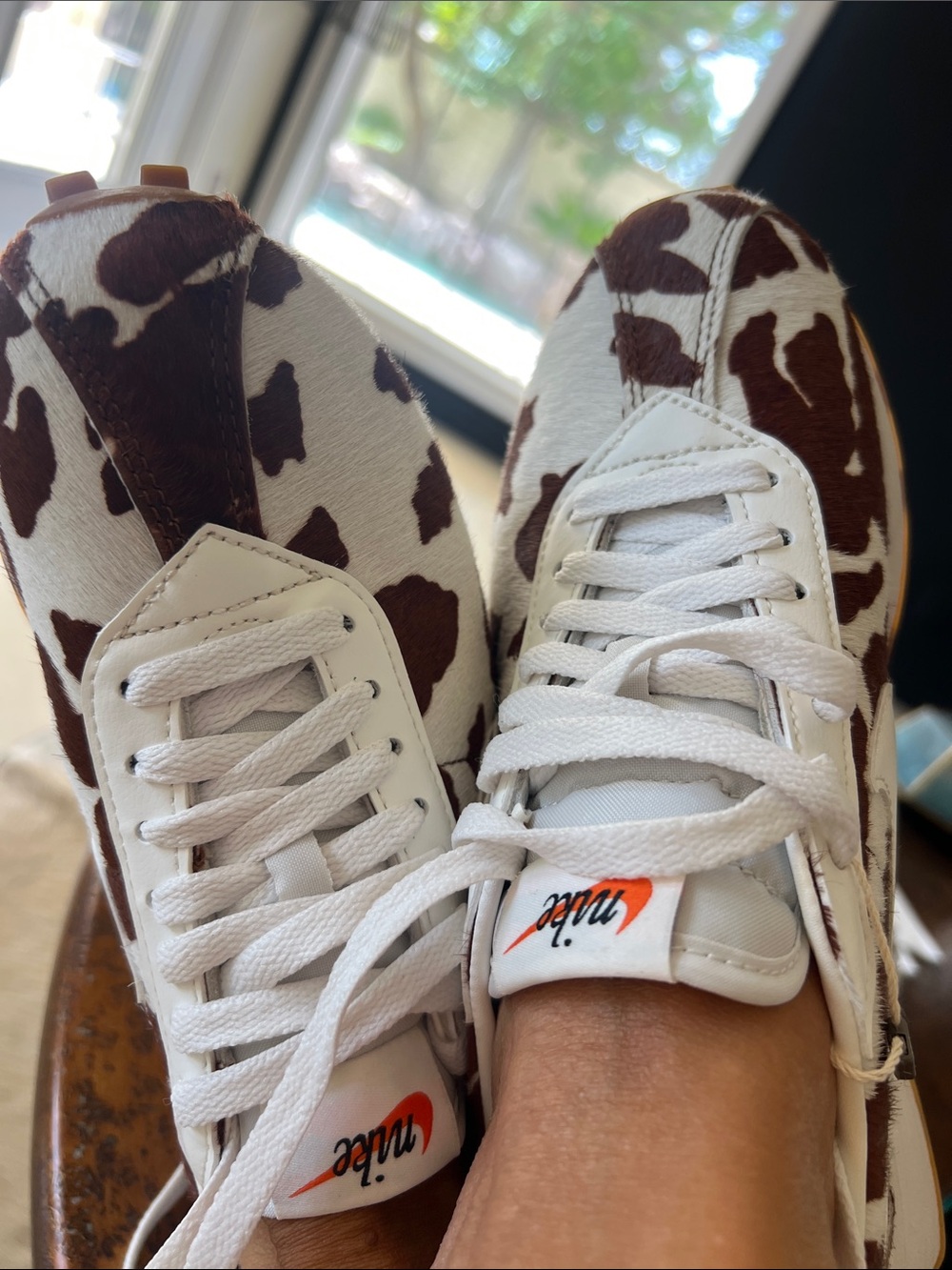 Nike pony hair cow ๐ print sneakers 9 - Picture 2 of 9